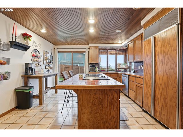29885 RIVERVIEW Dr, Rainier, OR 97048