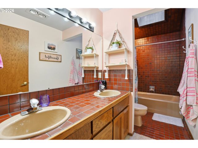 29885 RIVERVIEW Dr, Rainier, OR 97048