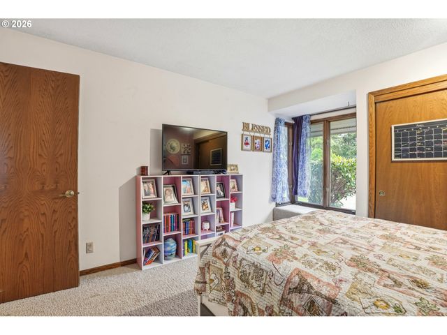 29885 RIVERVIEW Dr, Rainier, OR 97048