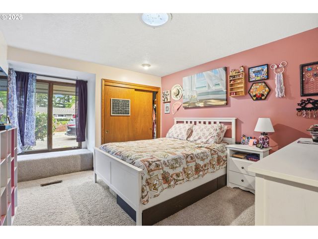 29885 RIVERVIEW Dr, Rainier, OR 97048