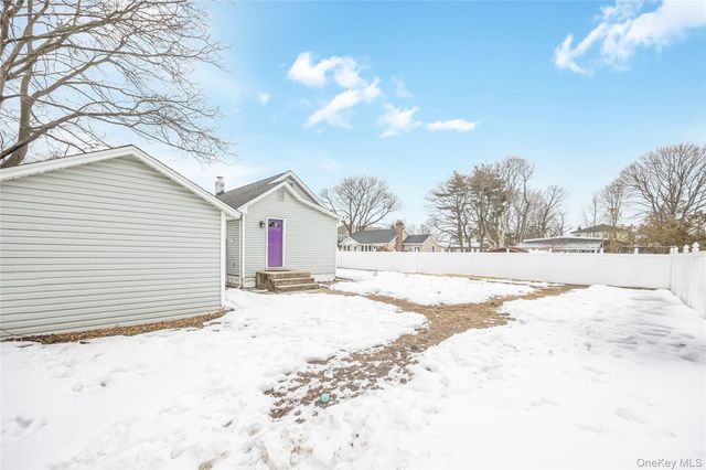 6 Dean Street, Farmingdale, NY 11735