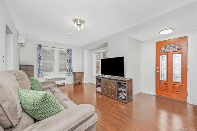 6 Dean Street, Farmingdale, NY 11735