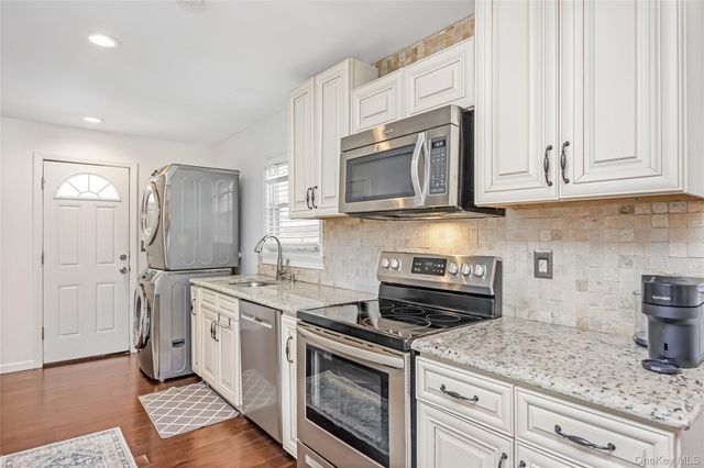 6 Dean Street, Farmingdale, NY 11735