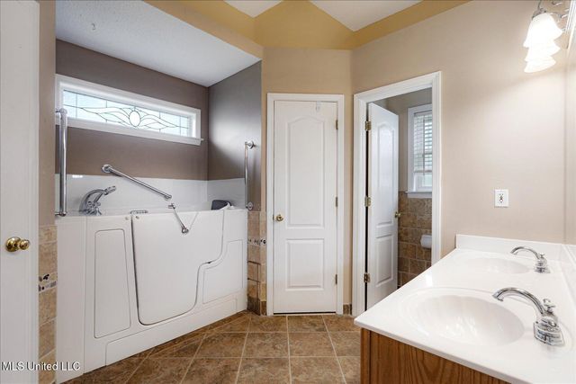9015 Champlain Drive, Olive Branch, MS 38654