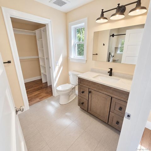 5 Lane G, Huntington, NY 11743