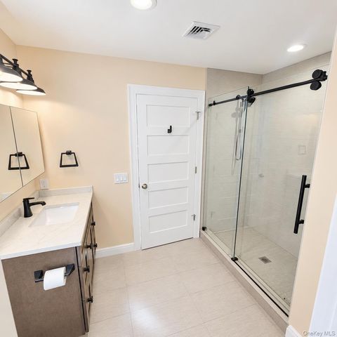 5 Lane G, Huntington, NY 11743