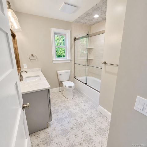 5 Lane G, Huntington, NY 11743