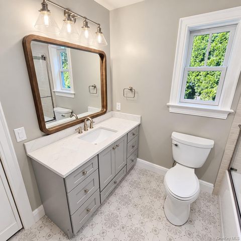 5 Lane G, Huntington, NY 11743
