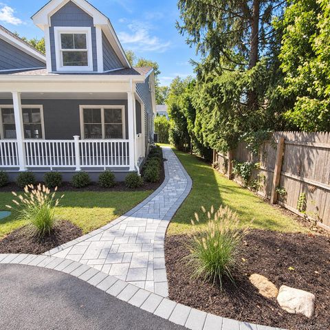 5 Lane G, Huntington, NY 11743