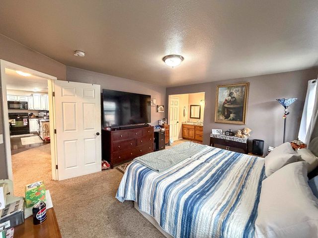 1735 Rivers Edge Dr SE, Minot, ND 58701