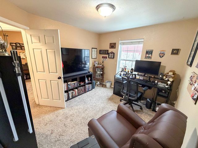 1735 Rivers Edge Dr SE, Minot, ND 58701