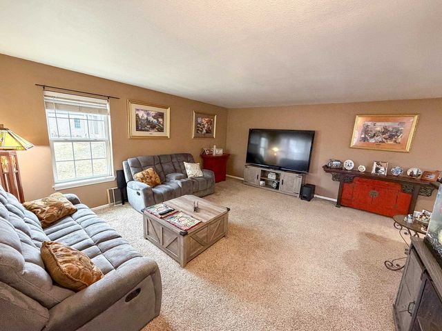 1735 Rivers Edge Dr SE, Minot, ND 58701