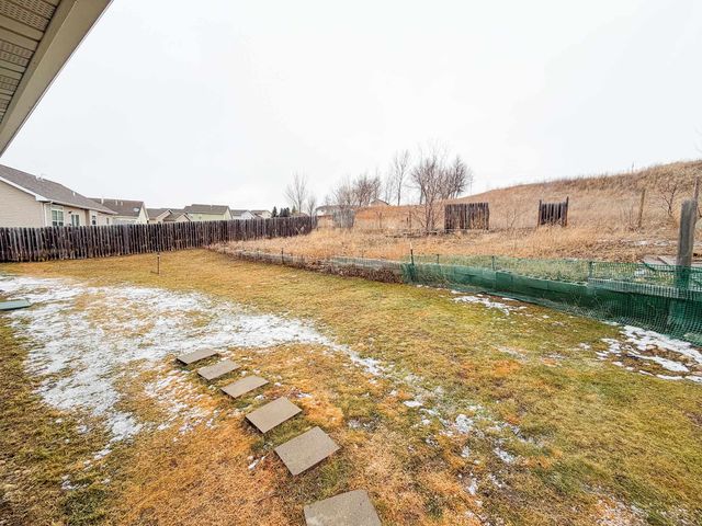 1735 Rivers Edge Dr SE, Minot, ND 58701