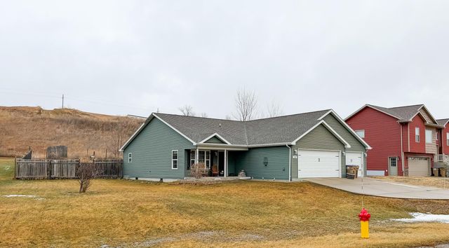 1735 Rivers Edge Dr SE, Minot, ND 58701