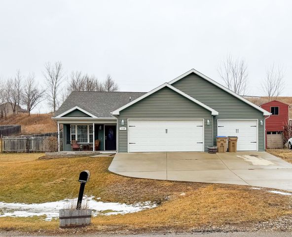 1735 Rivers Edge Dr SE, Minot, ND 58701