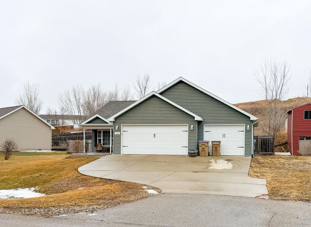 1735 Rivers Edge Dr SE, Minot, ND 58701