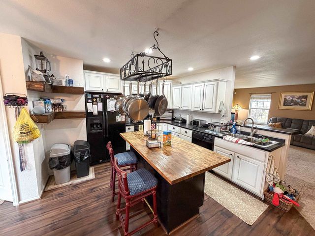 1735 Rivers Edge Dr SE, Minot, ND 58701