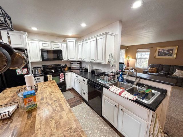 1735 Rivers Edge Dr SE, Minot, ND 58701