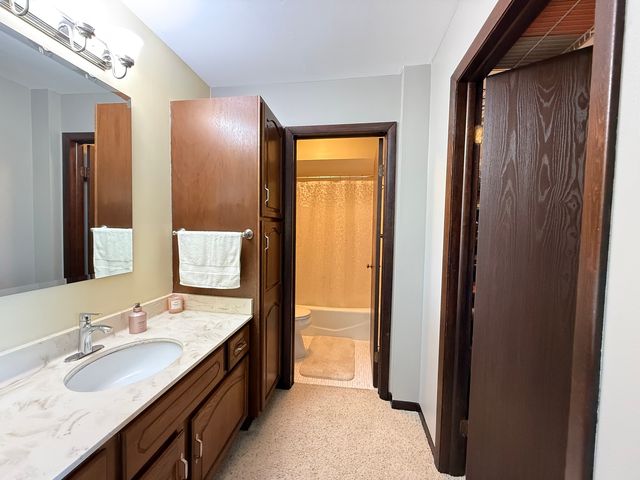 6135 Essex Court D, Willowbrook, IL 60527