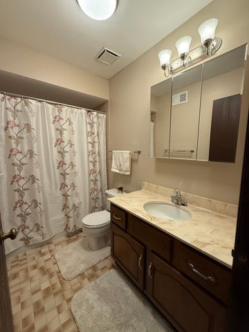 6135 Essex Court D, Willowbrook, IL 60527