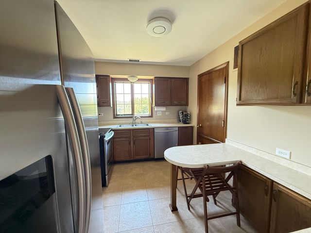 6135 Essex Court D, Willowbrook, IL 60527