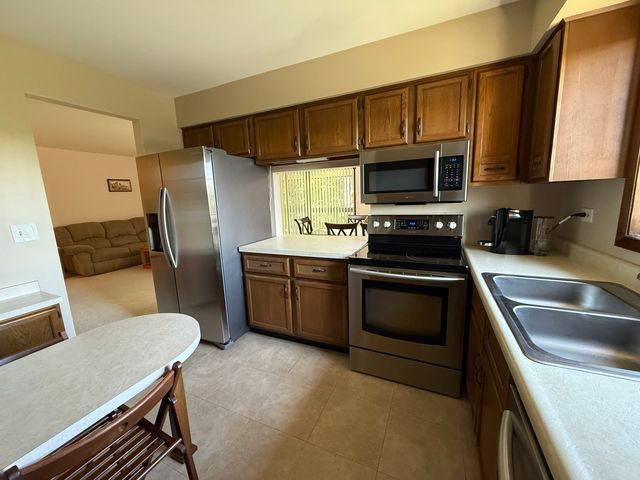 6135 Essex Court D, Willowbrook, IL 60527