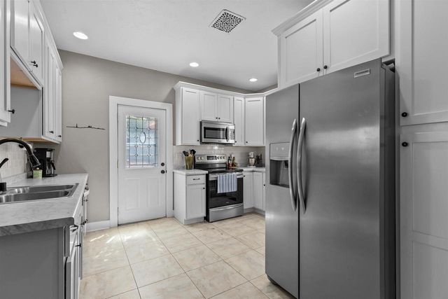 623 W NEW YORK AVENUE, Oshkosh, WI 54901