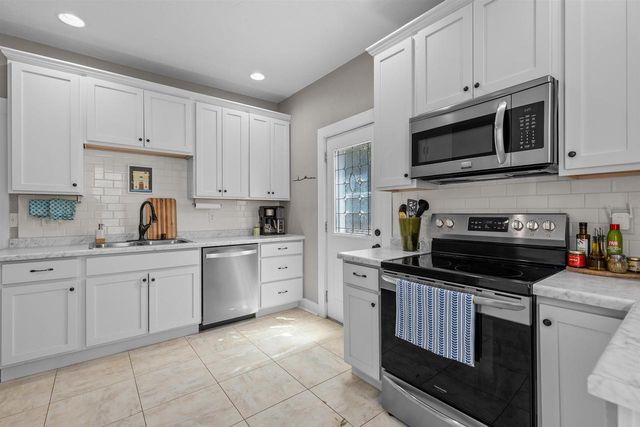 623 W NEW YORK AVENUE, Oshkosh, WI 54901