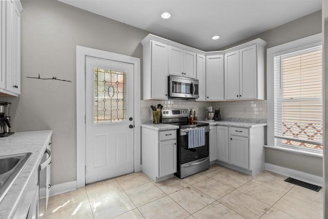 623 W NEW YORK AVENUE, Oshkosh, WI 54901