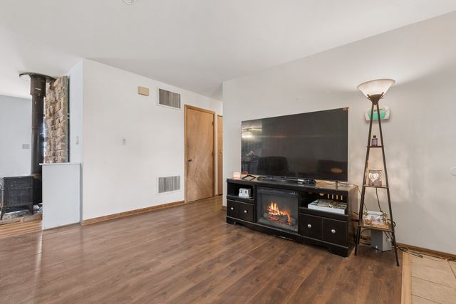 18 Mckinley Street, Lake In The Hills, IL 60156