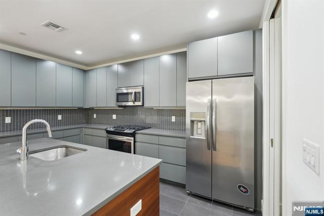 1 Executive 205, Fort Lee, NJ 07024