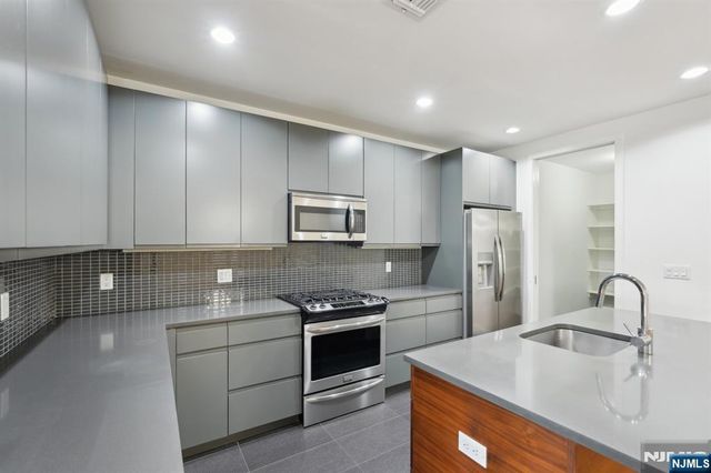 1 Executive 205, Fort Lee, NJ 07024