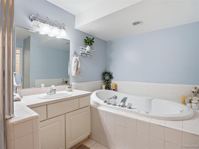 52088 Southview Ridge, Macomb, MI 48042