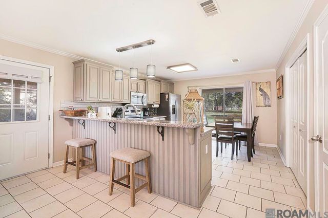 308 E Jeff St, Gonzales, LA 70737