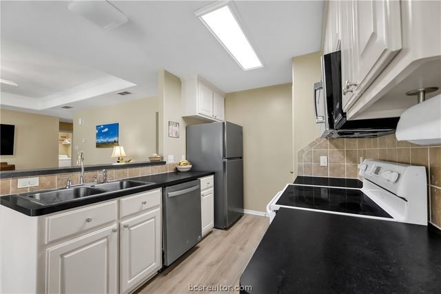 9400 Woodview Drive, College Station, TX 77845