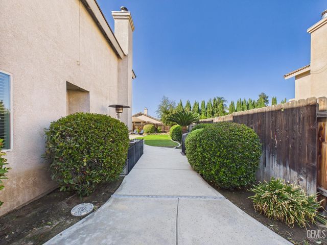 12000 Stonington Street, Bakersfield, CA 93312