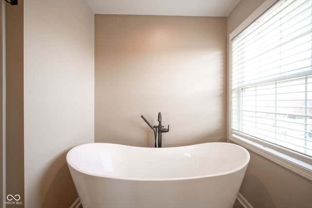 3905 Heathfield Court, Zionsville, IN 46077