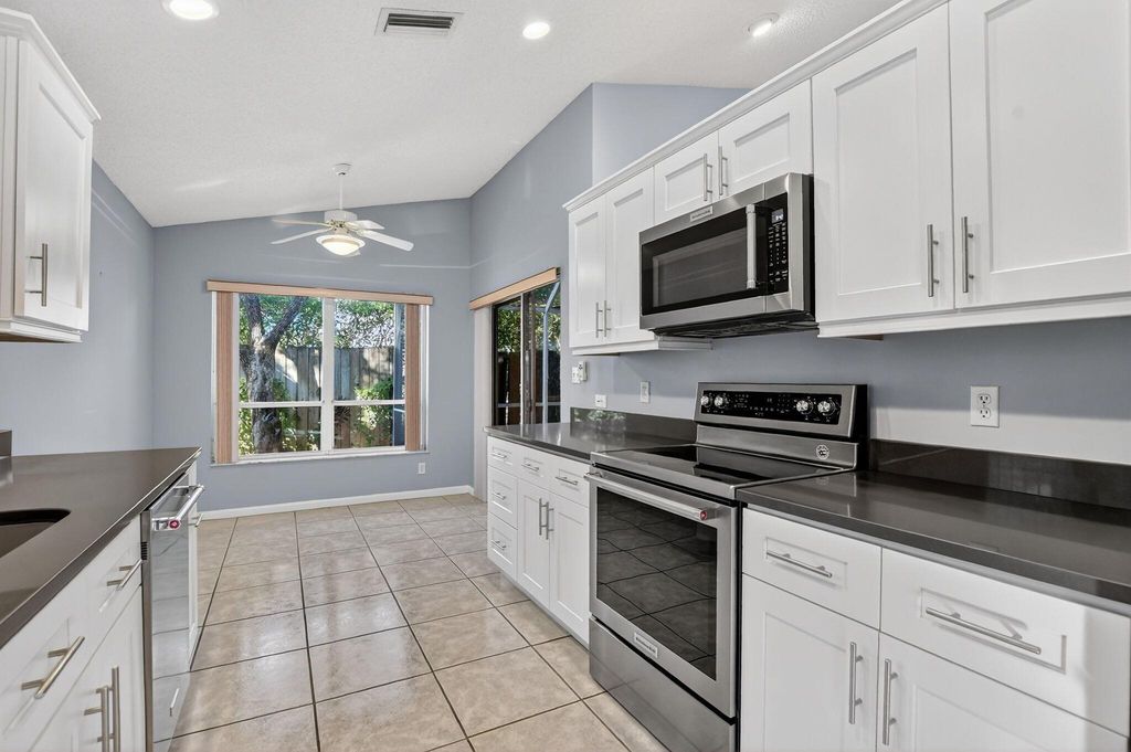 Image 10 of property listing at 6185 NW 77 Place, Parkland, FL 33067