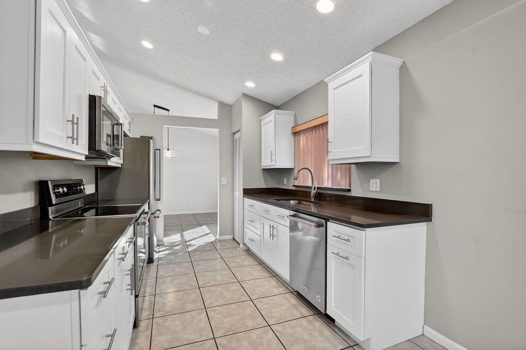 Image 12 of property listing at 6185 NW 77 Place, Parkland, FL 33067