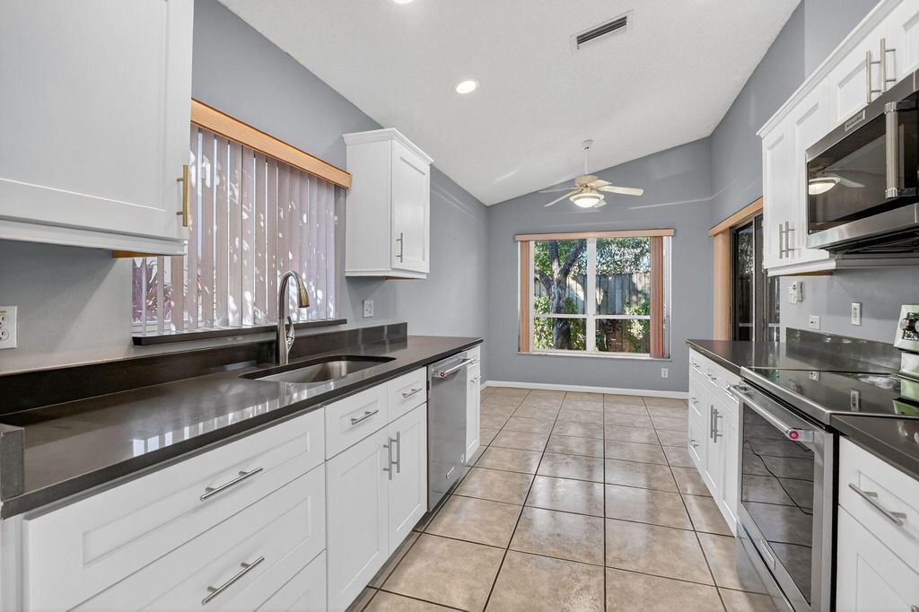 Image 9 of property listing at 6185 NW 77 Place, Parkland, FL 33067