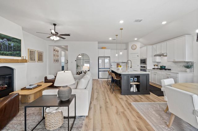 330 Bay Breeze DR, Kyle, TX 78640