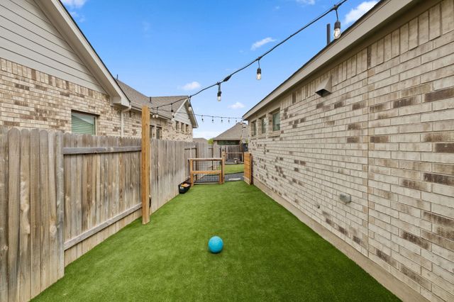 330 Bay Breeze DR, Kyle, TX 78640