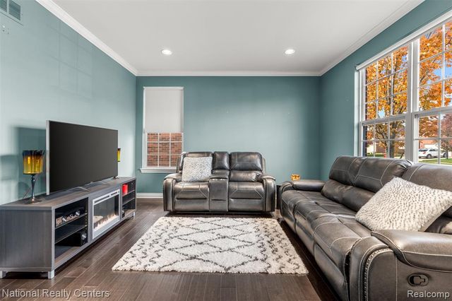 17632 Goldeneye Drive, Clinton Township, MI 48038