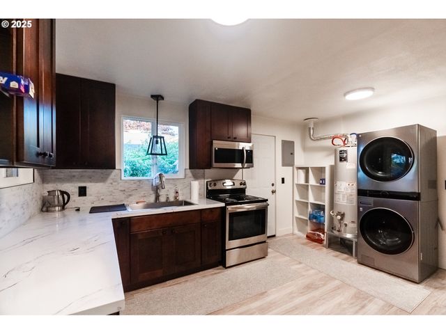 815 N KING St, Seaside, OR 97138