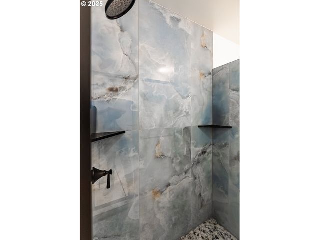 815 N KING St, Seaside, OR 97138