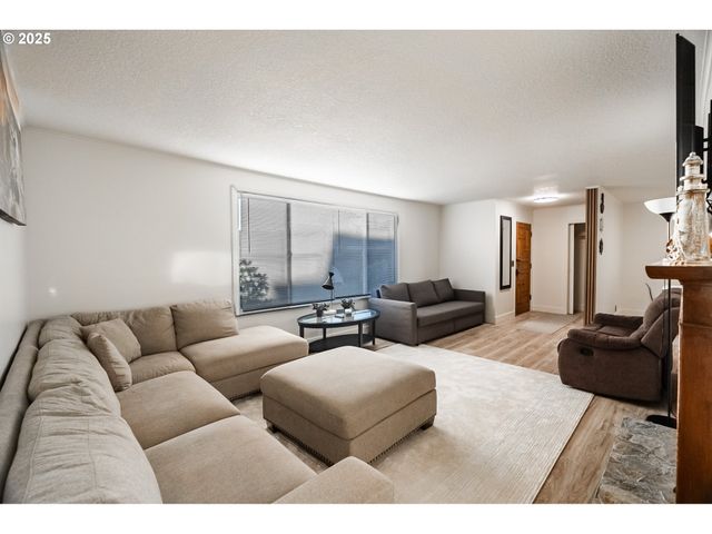 815 N KING St, Seaside, OR 97138