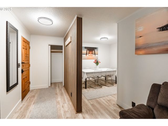 815 N KING St, Seaside, OR 97138