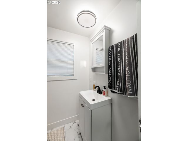 815 N KING St, Seaside, OR 97138