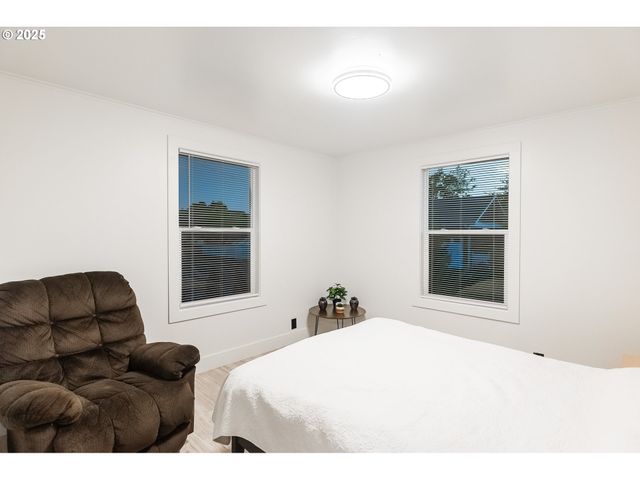 815 N KING St, Seaside, OR 97138