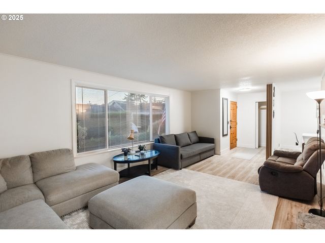 815 N KING St, Seaside, OR 97138